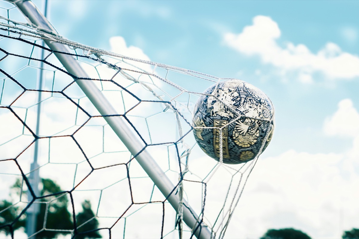 Bola de futebol balançando a rede no ângulo do gol